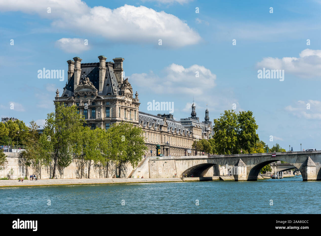 Le Musée du Louvre et le pont sur la Seine Rive, le plus grand musée d'art et monument historique à Paris, France. Un monument central de la Banque D'Images