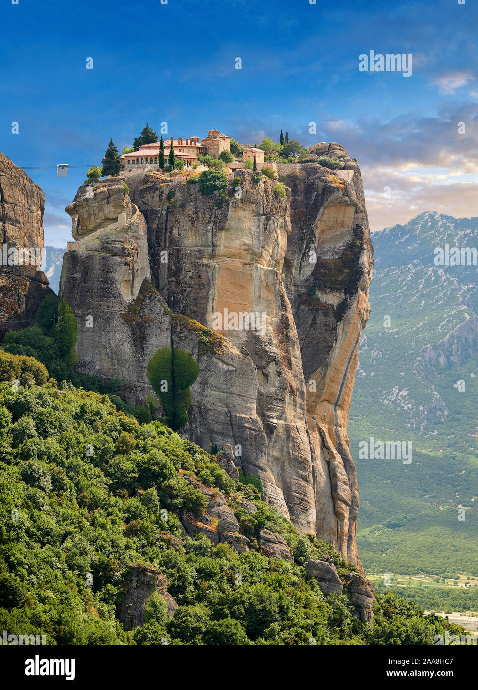 Les Météores médiévale Monastère de la Sainte Trinité en haut d'un pilier dans la roche des montagnes Les Météores, Thessalie, Grèce Banque D'Images