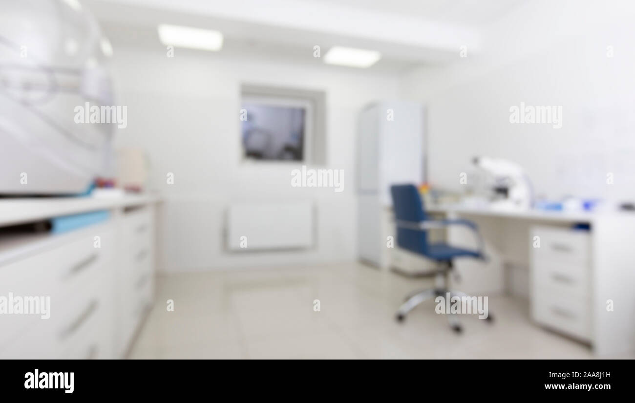 Laboratoire médical brouillée avec microscope et d'autres équipements modernes Banque D'Images