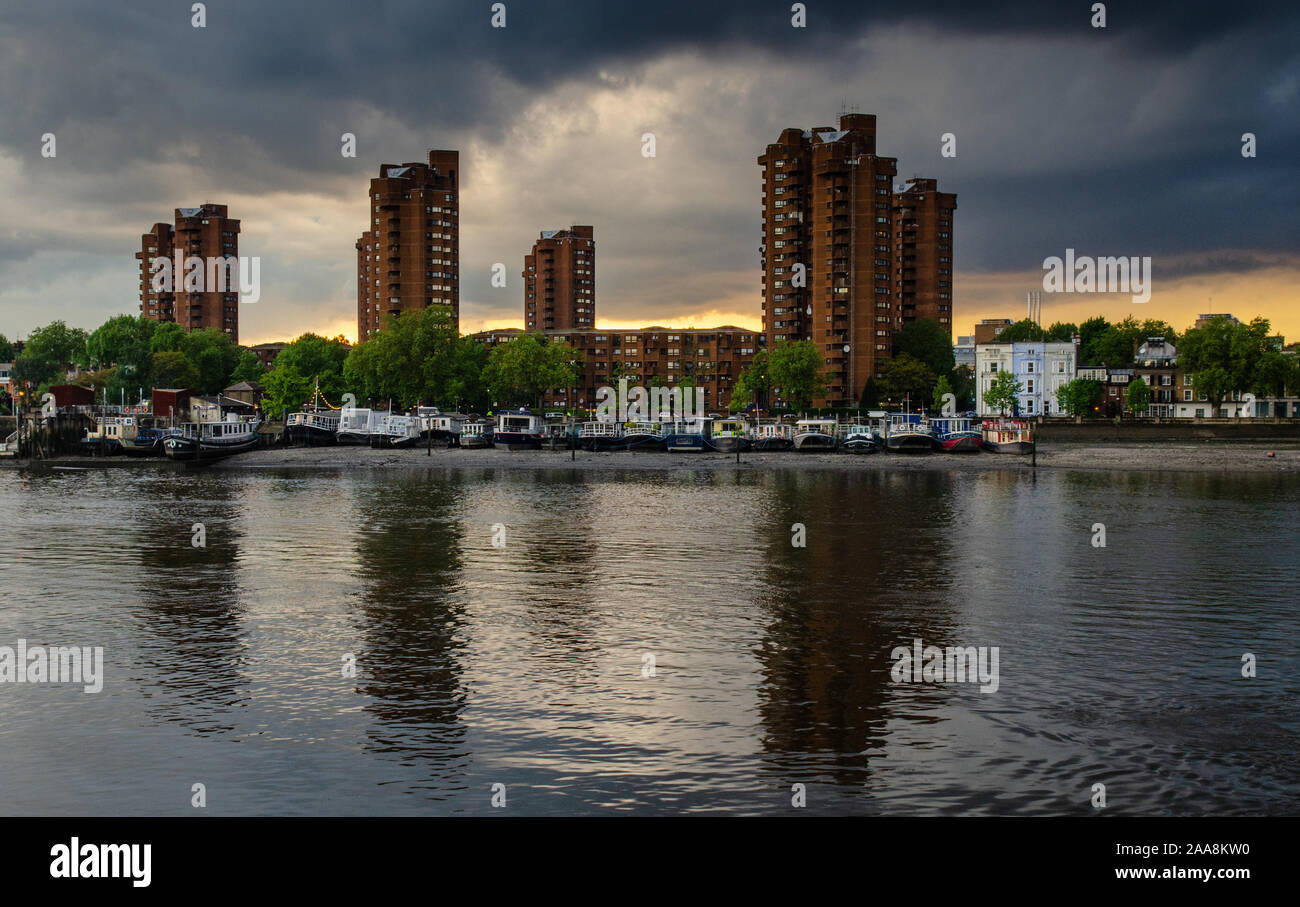 Londres, Angleterre, Royaume-Uni - Mai 13, 2014 : La tour de blocs de Chelsea's World's End council housing estate se reflètent dans la Tamise à l'ouest de Londres. Banque D'Images