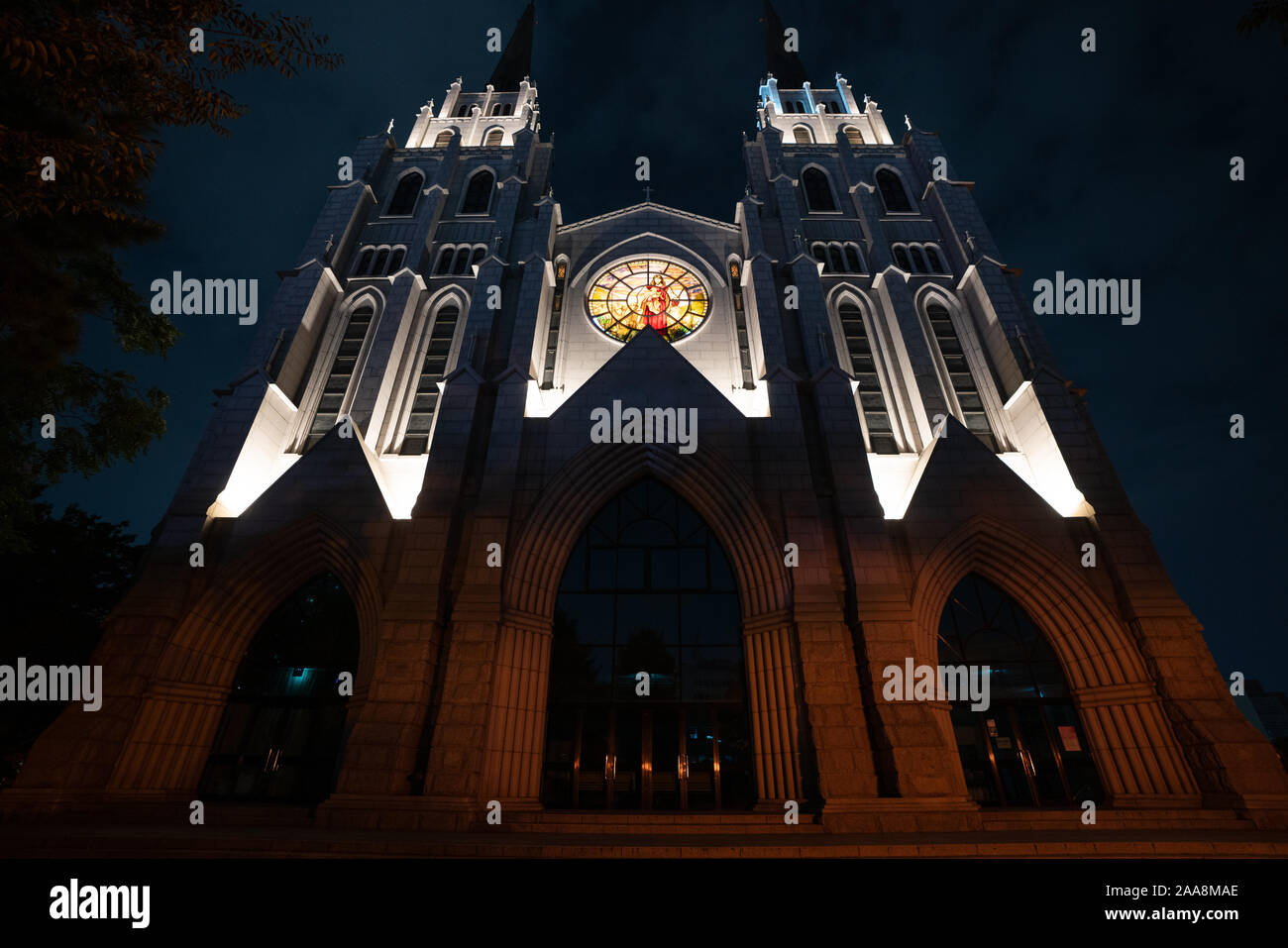Façade illuminée le soir de l'église moderne sur le dessus de Cheongna hill, à Daegu en Corée du Sud Banque D'Images