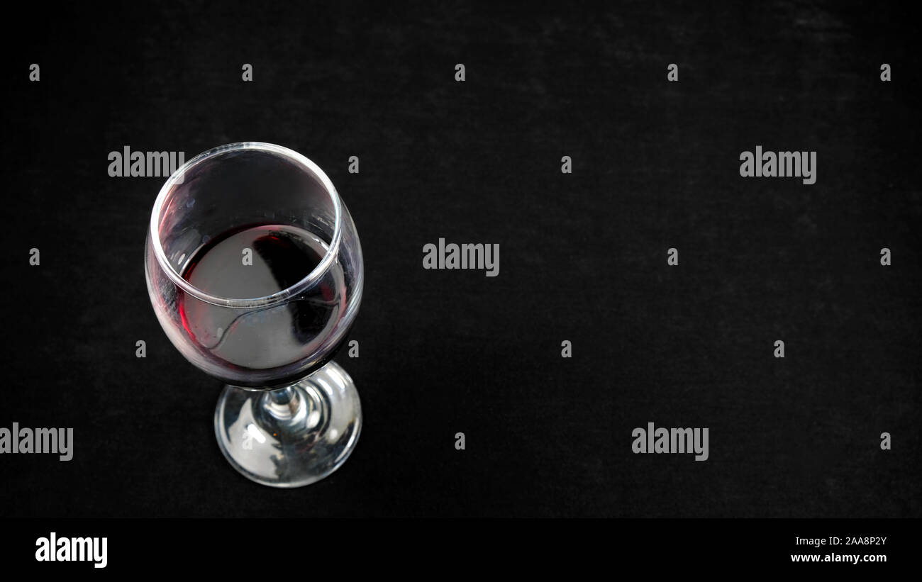 Vin rouge sur le fond noir Banque D'Images