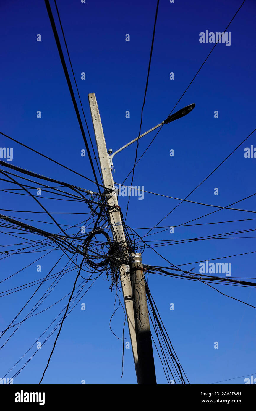 Jumble de câbles téléphoniques en République dominicaine de Higuey Banque D'Images
