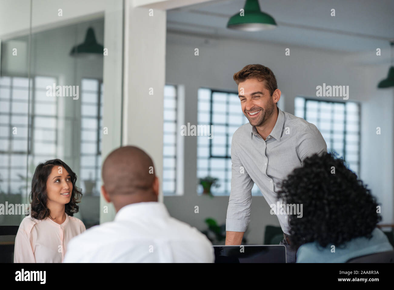 Smiling manager d'une réunion avec son personnel divers Banque D'Images