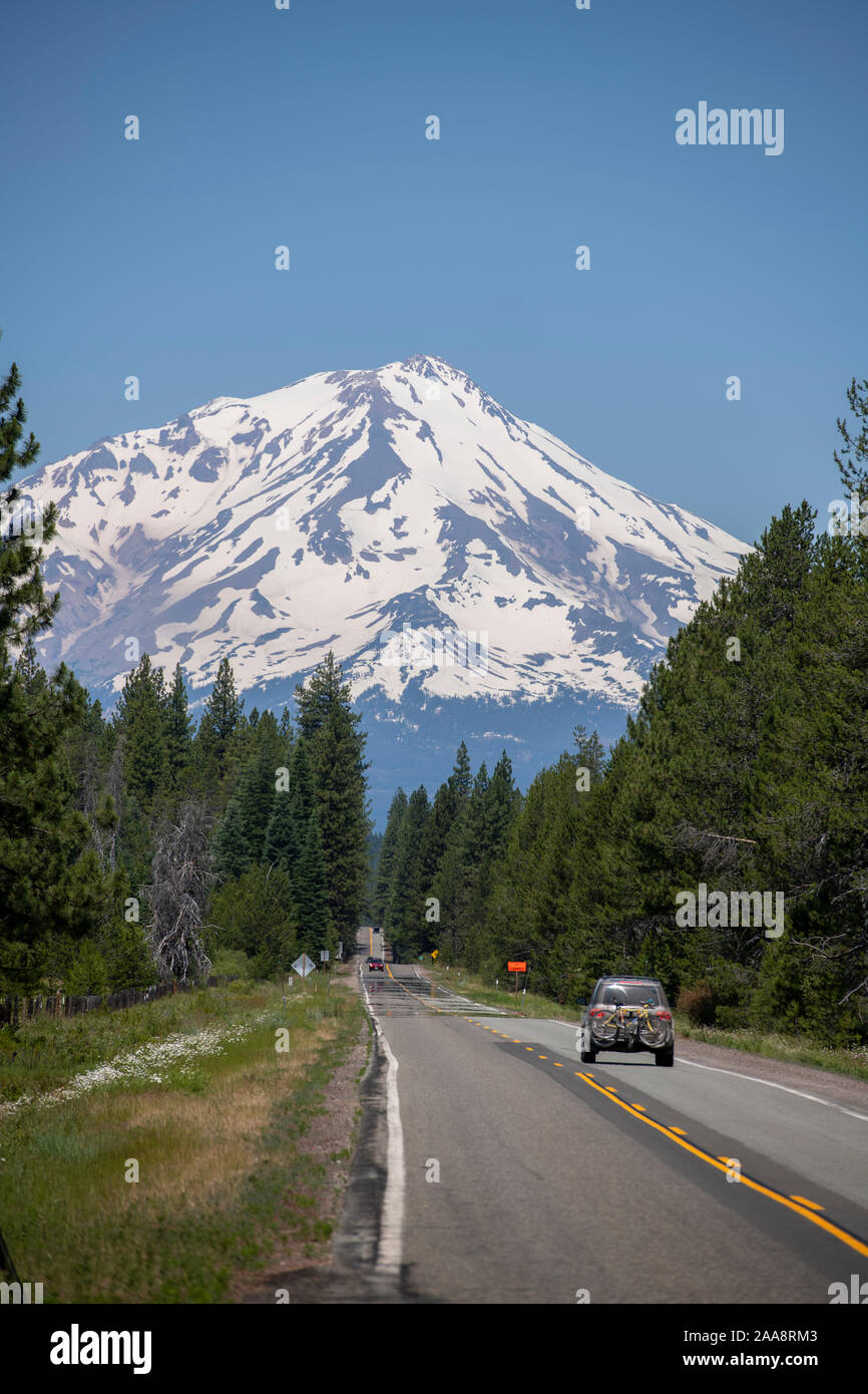 L'autoroute à deux voies, avec des voitures en direction de Mount Shasta dans la distance Banque D'Images