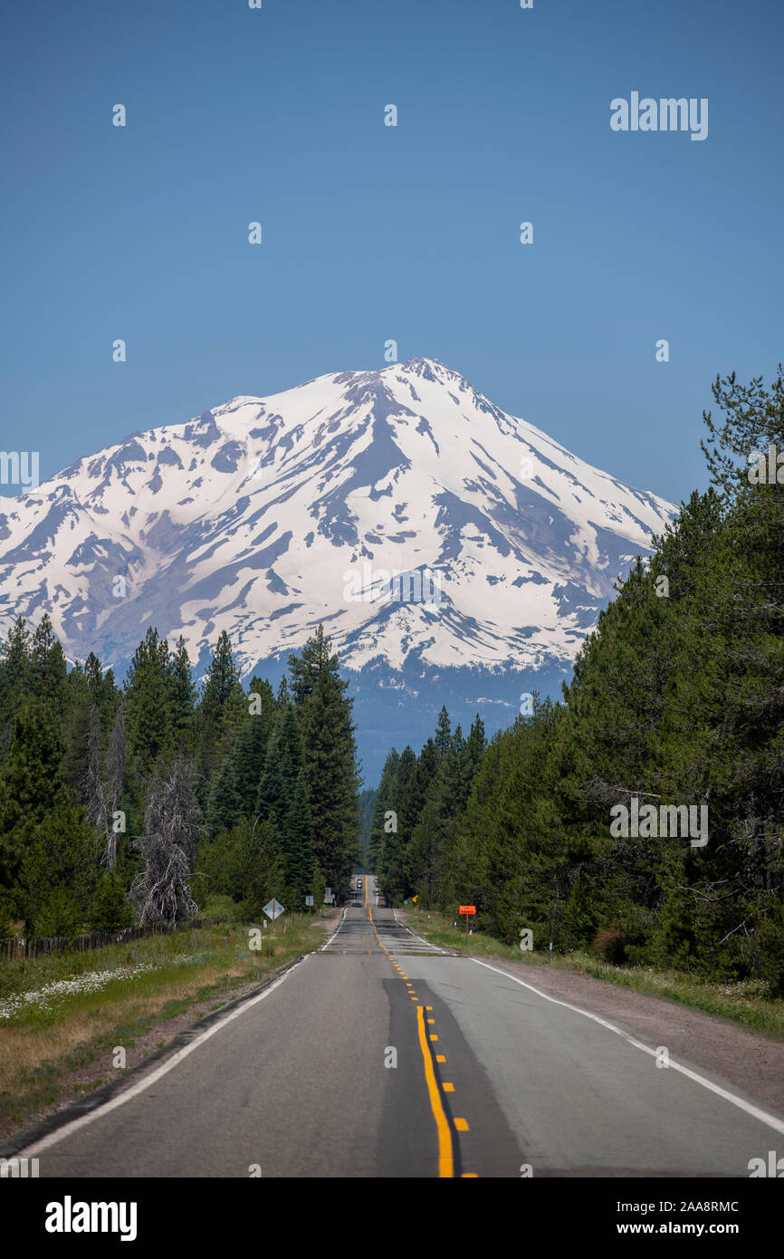 Deux voies menant au mont Shasta couvert de neige dans la distance Banque D'Images