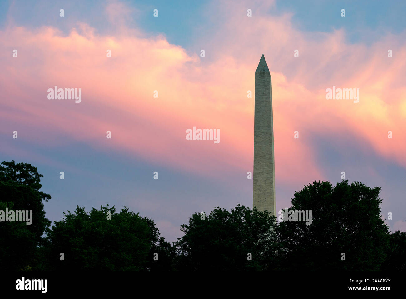 Washington Monument avec rose et dramatique nuages orange au coucher du soleil Banque D'Images