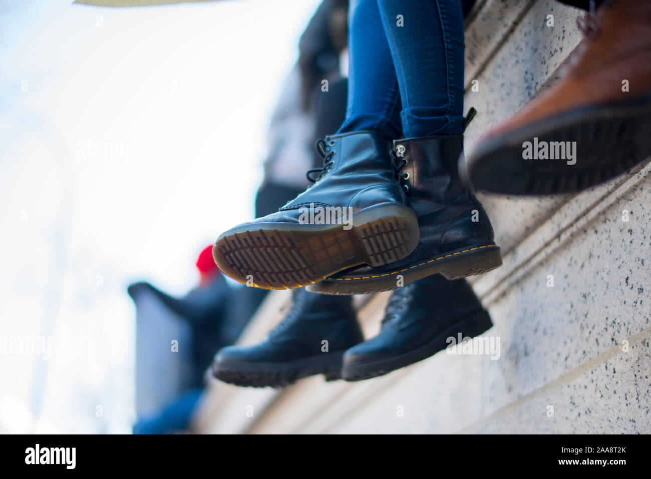 Black jack boots dangling off un surplomb Banque D'Images