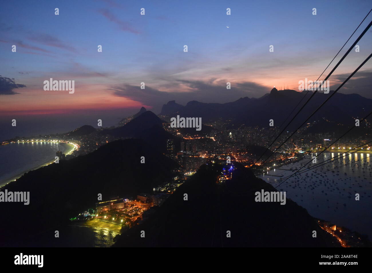 Coucher du soleil à Rio de Janeiro. Vue aérienne du Pan de Azucar Banque D'Images