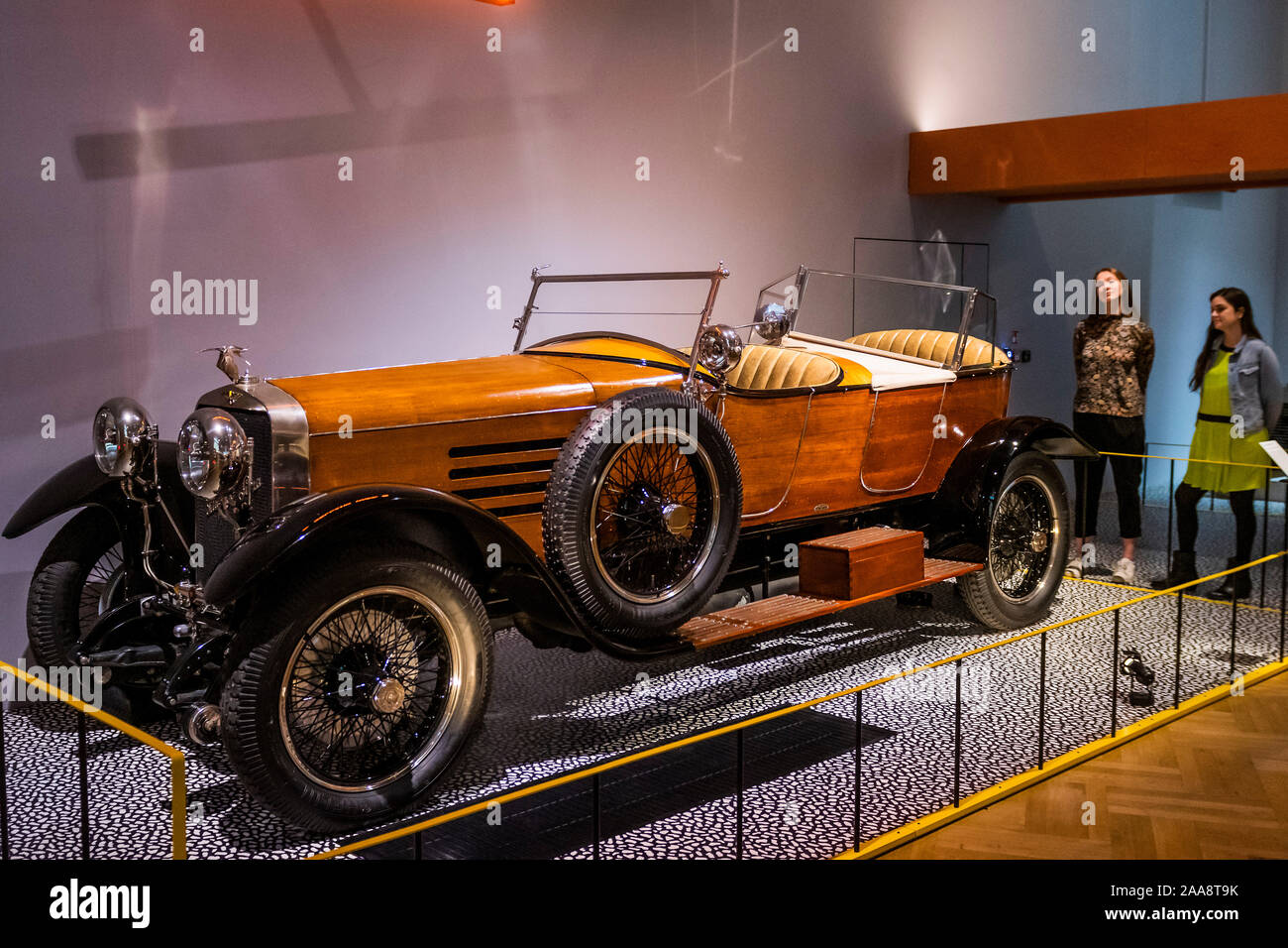 Londres, Royaume-Uni. 20 Nov, 2019. Hispano-Suiza type HB6 'kiff' torpille, 1922- l'automne du V&A Voitures exposition : l'accélération du monde moderne. L'exposition présente la première voiture de production dans l'existence, une voiture volante autonome, un ancien coureur de faible, et un concept car des années 50. L'exposition se penchera sur la voiture comme la force motrice qui a accéléré le rythme de la 20e siècle. Crédit : Guy Bell/Alamy Live News Banque D'Images