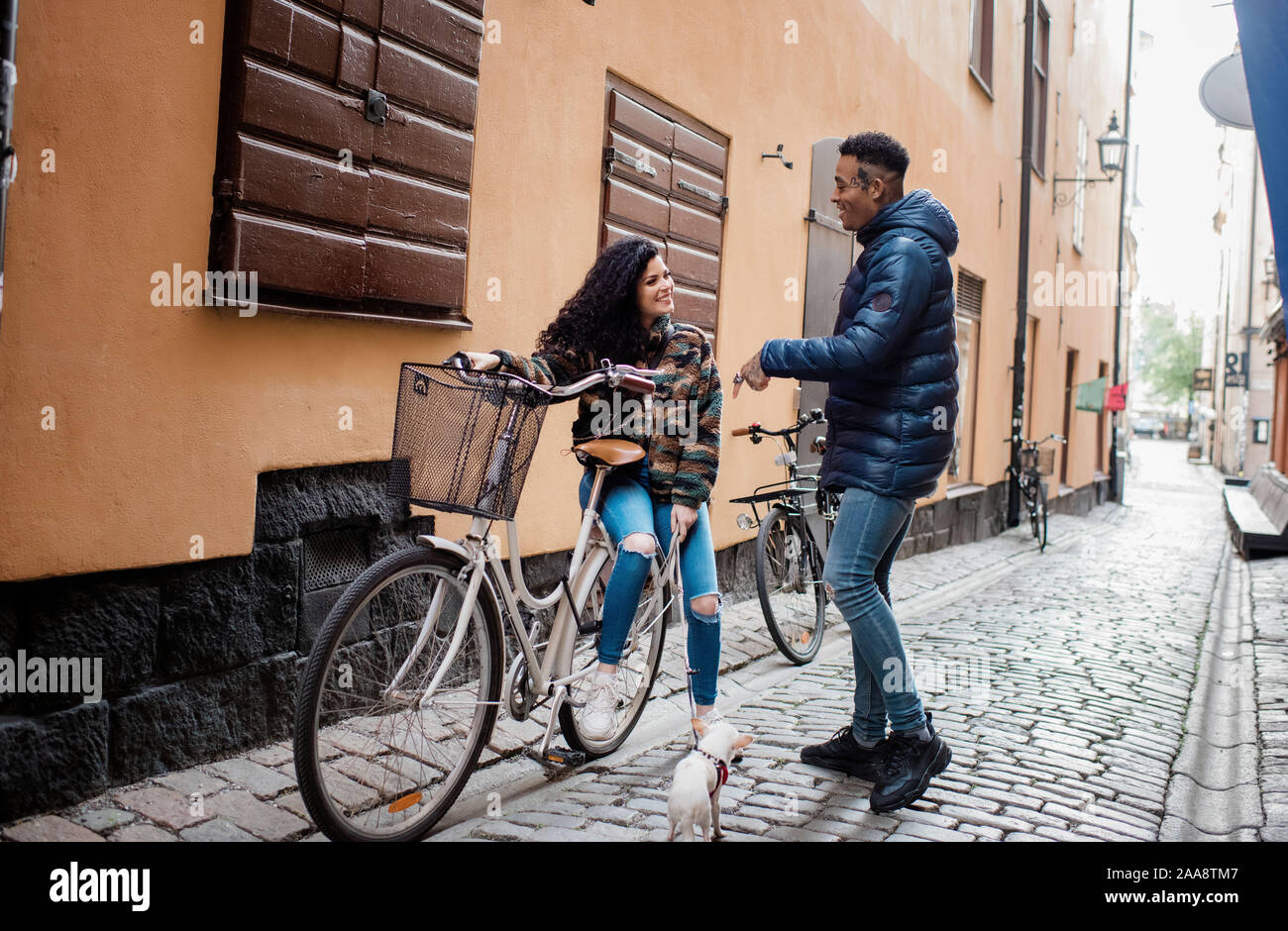 L'homme et de la femme dans la rue en Europe sam parler sur un vélo push Banque D'Images