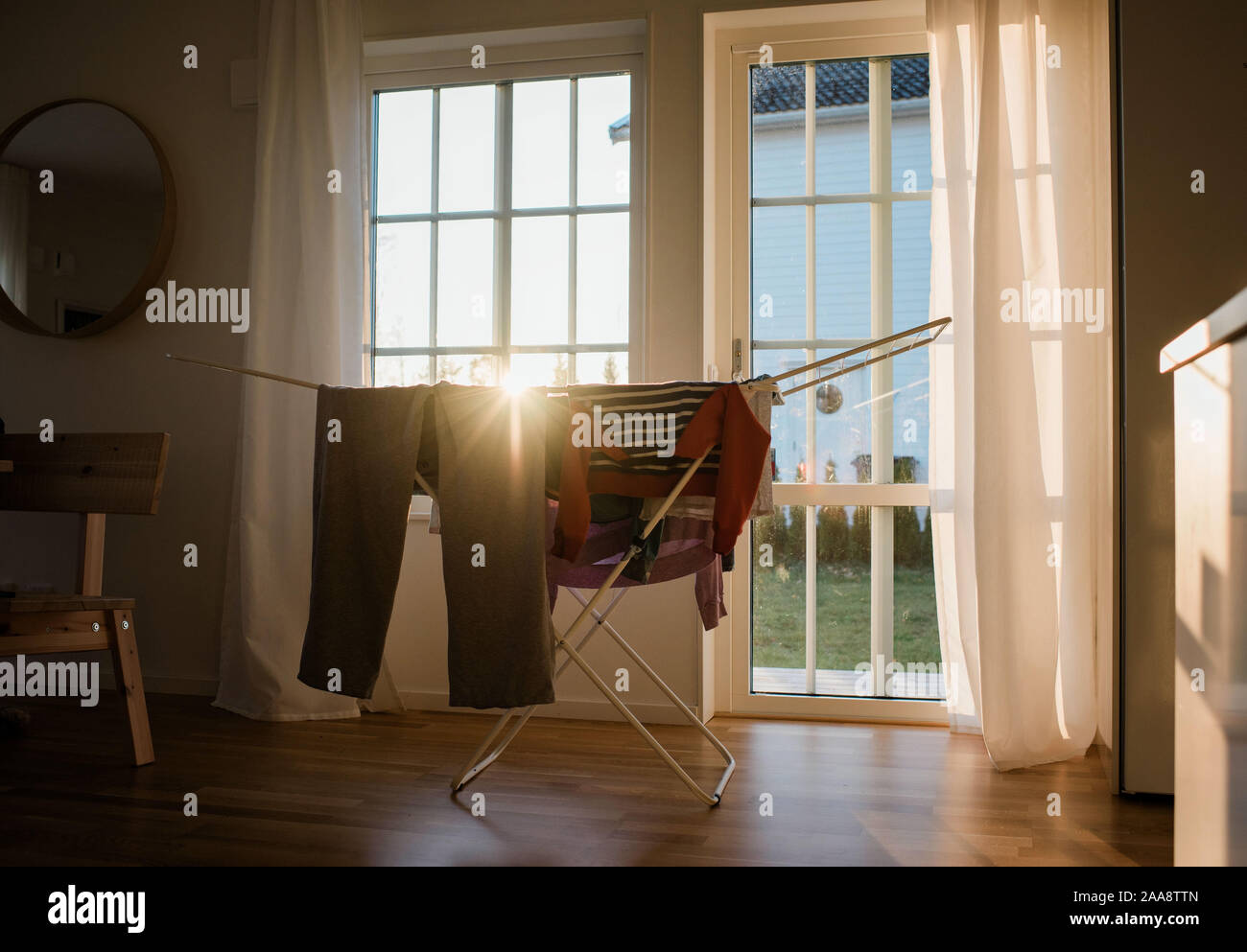 Vêtements sur une ligne de lavage à l'intérieur de la maison avec belle lumière Banque D'Images