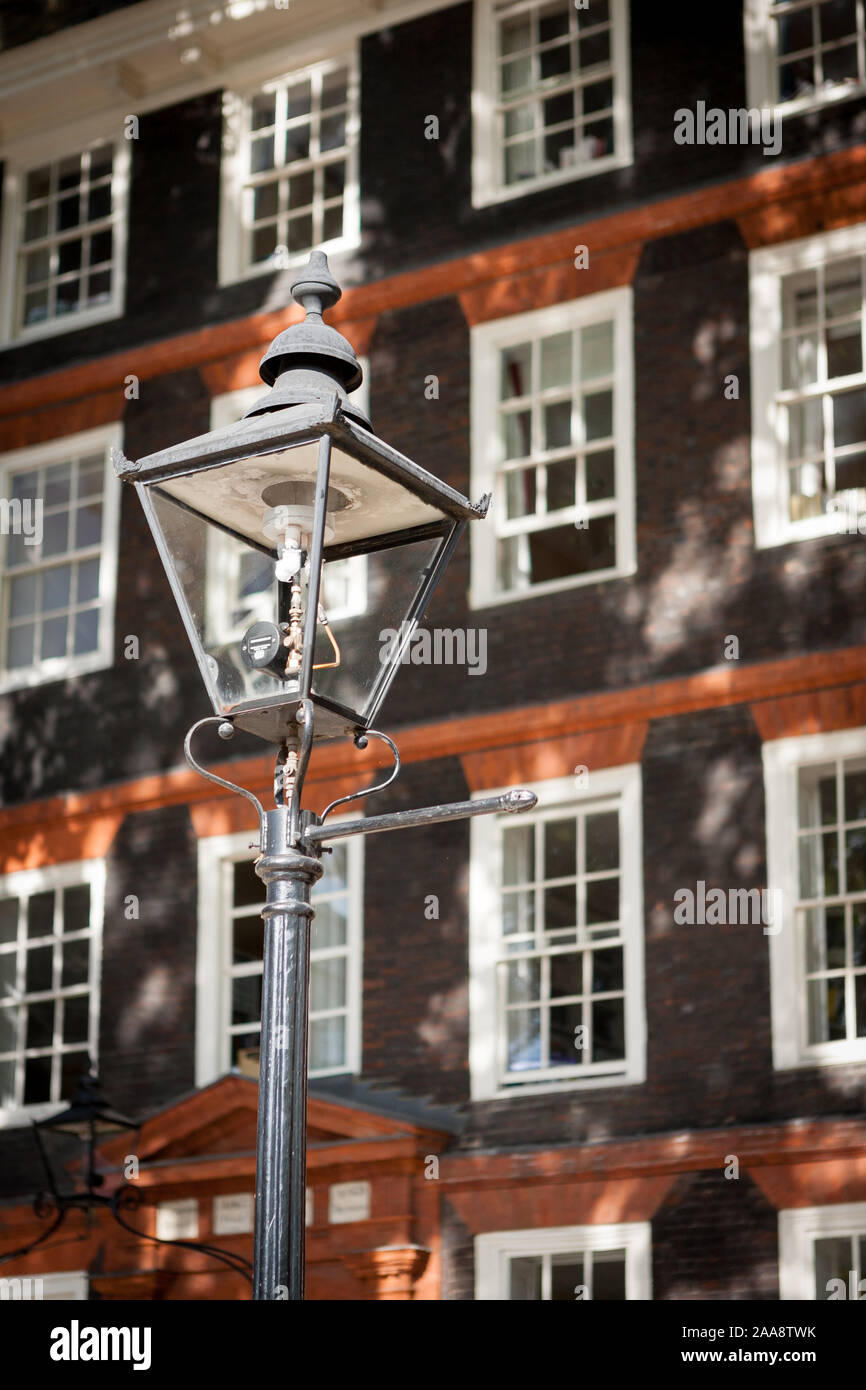 Lampe à gaz de l'époque victorienne. Un exemple rare d'un groupe de Londres dans le Gas lamp district judiciaire de Temple Bar. Banque D'Images