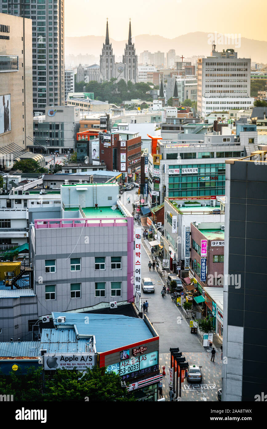 Daegu Corée , 30 septembre 2019 : paysage urbain vertical de Daegu City au coucher du soleil avec l'église le haut de Cheongna hill, à Daegu en Corée du Sud Banque D'Images