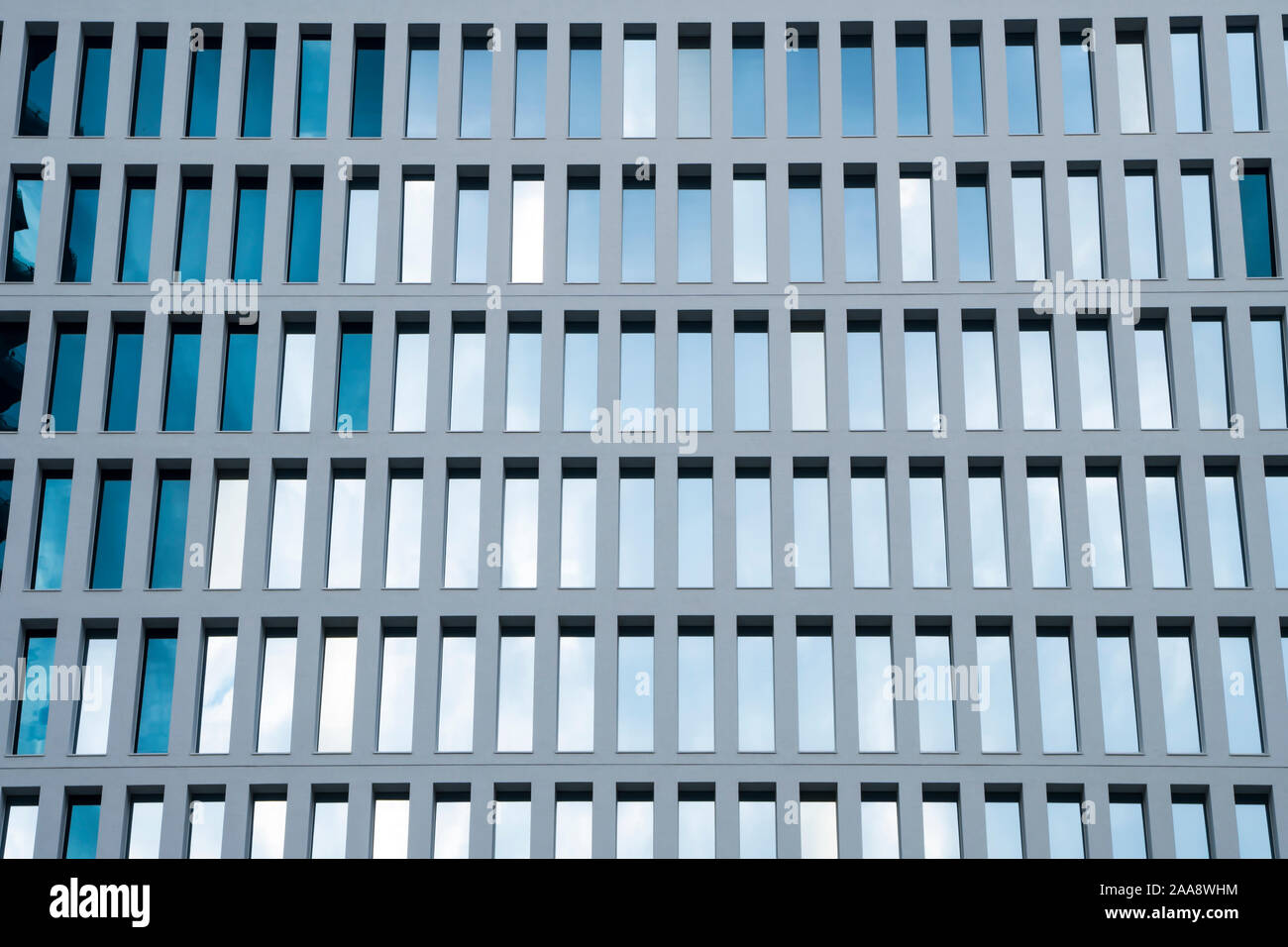 Office building windows background. Résumé motif géométrique formé par des éléments architecturaux. Structure modulaire en béton. Un bâtiment contemporain. Banque D'Images