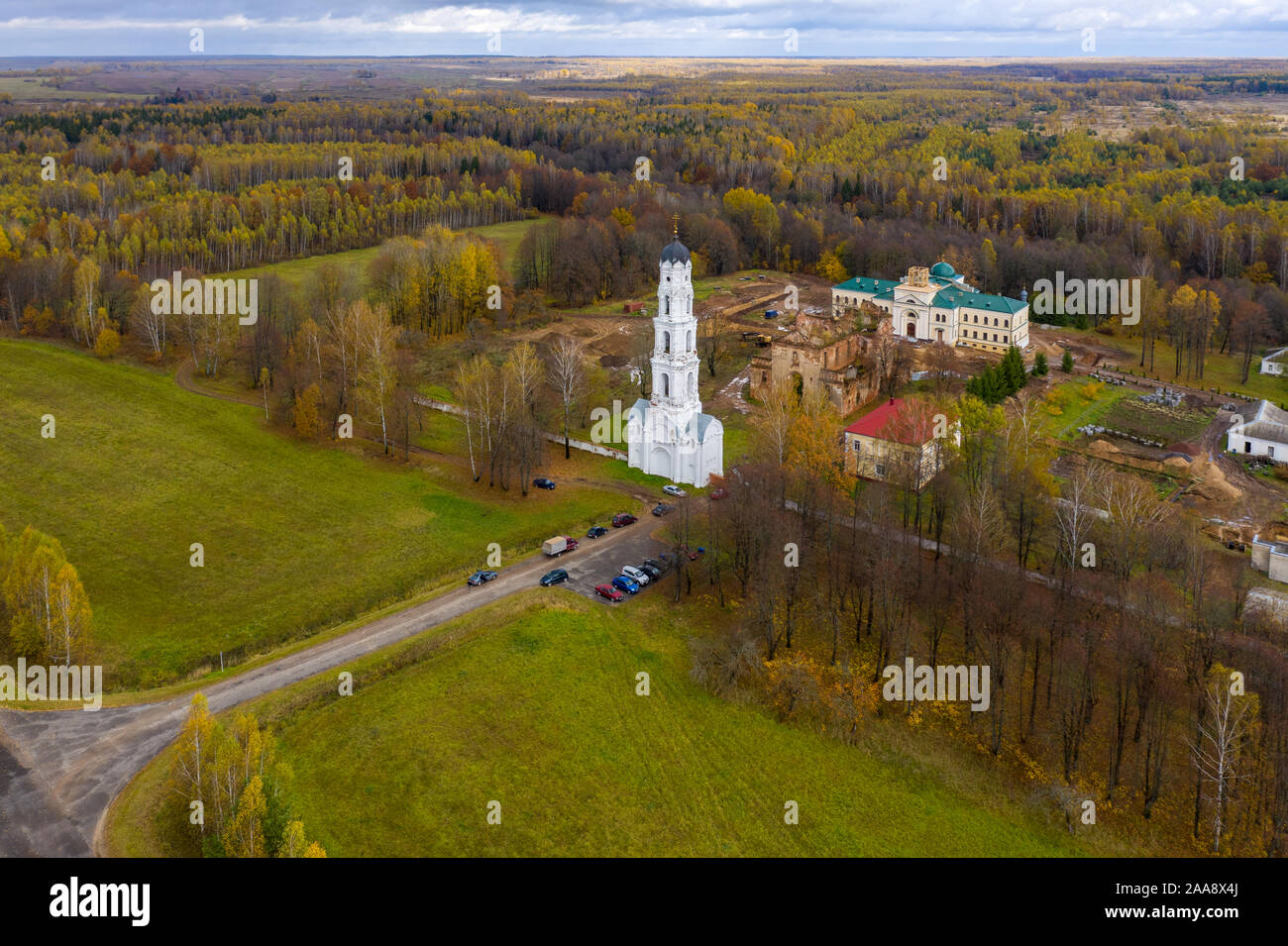 Vue de dessus - Blanc clocher de l'ancienne hypothèse Saint Pustyn monastère dans la ville de Mstislavl, Bélarus Banque D'Images