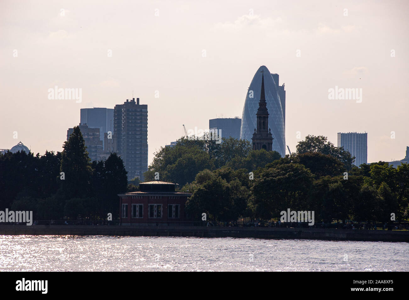 Londres, Angleterre, Royaume-Uni - juin 8, 2008 : points de repère de la ville de Londres et est montée derrière le Wapping et Shadwell Riverside de la Tamise. Banque D'Images