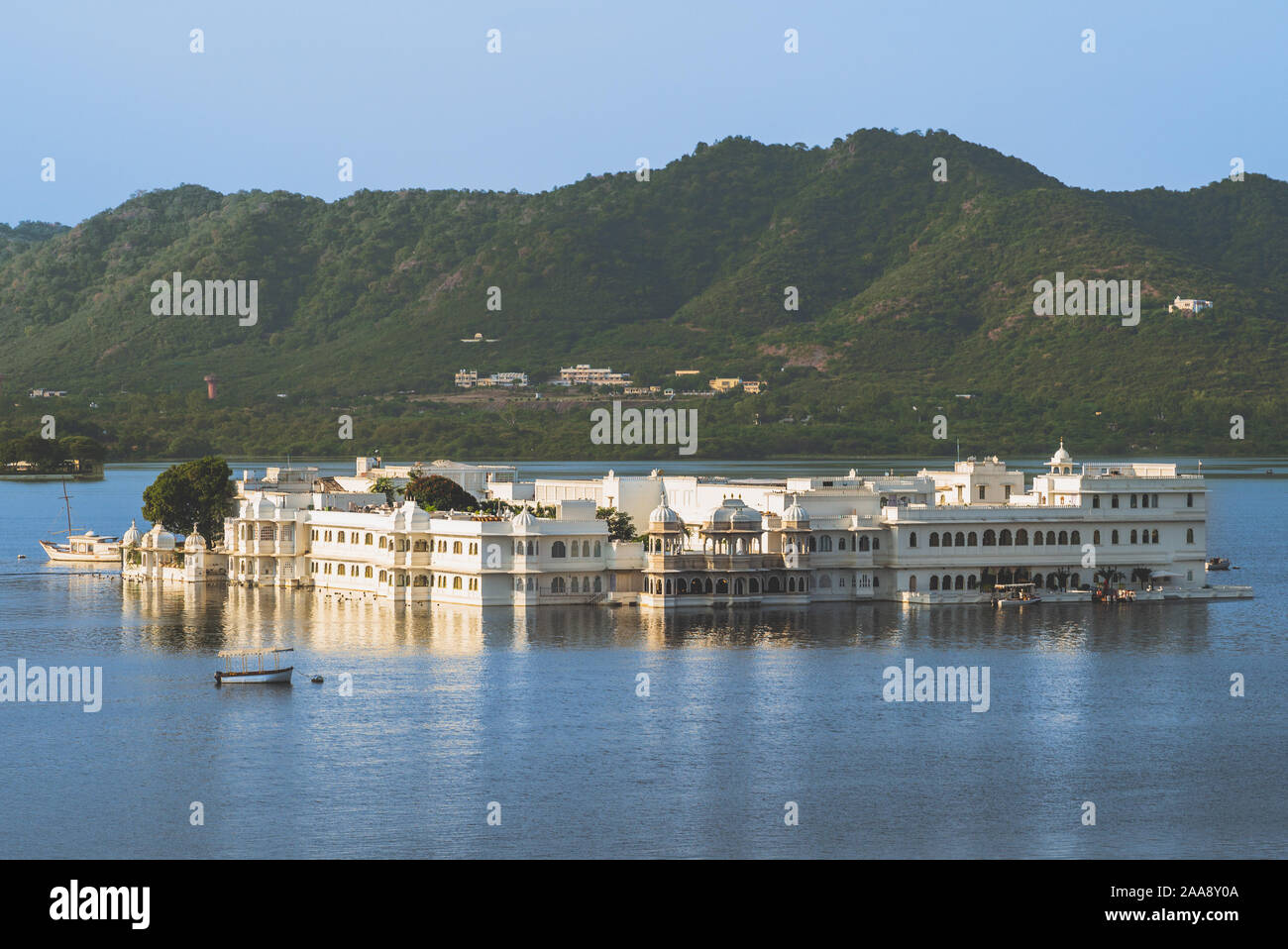Lake palace à White City, Udaipur, Rajasthan, Inde Banque D'Images