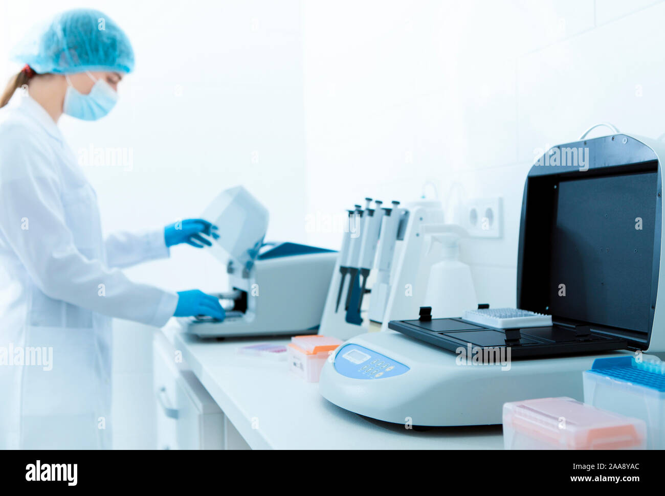 Femme floue à l'aide de matériel médical professionnel in lab Banque D'Images