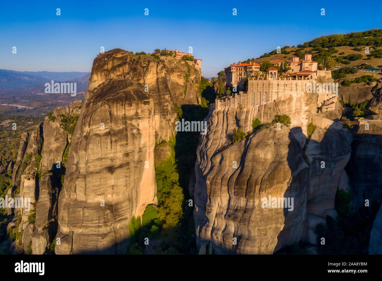 Vue aérienne du monastère de Varlaam sur le haut de la falaise en Meteora Kalabaka, près de Trikala, Grèce Banque D'Images