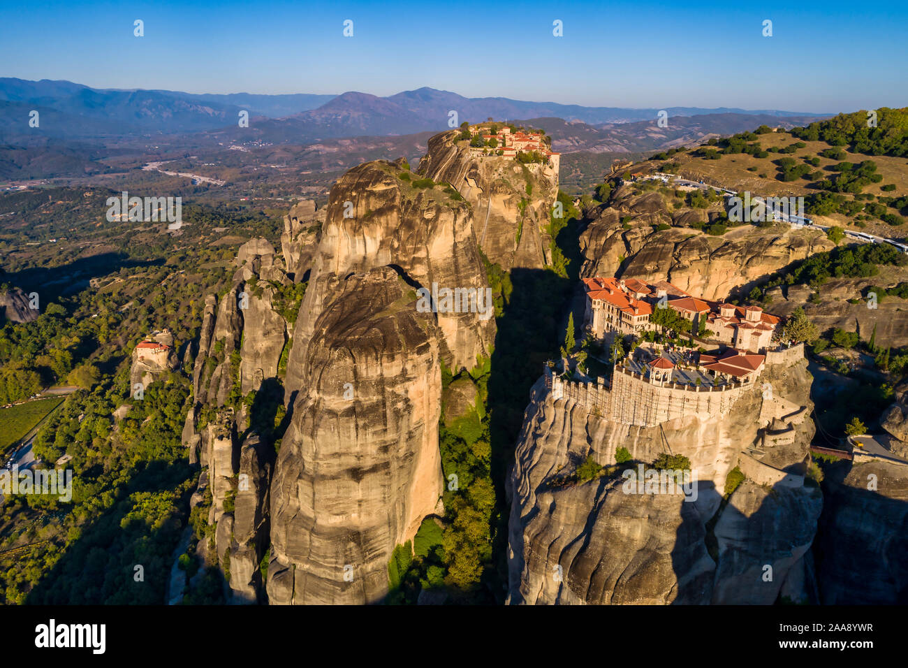 Vue aérienne du monastère de Varlaam sur le haut de la falaise en Meteora Kalabaka, près de Trikala, Grèce Banque D'Images