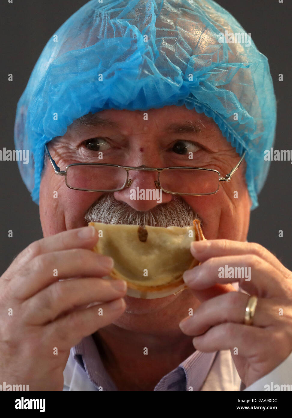 Le juge David Kyles sent un Scotch pie pendant au Monde Championnat 2020 Scotch Pie au Carnegie Conference Centre, Dunfermline. PA Photo. Photo date : mercredi 20 novembre, 2019. Chaque société est autorisé à entrer dans l'un Scotch Pie, rouleau de saucisse, Bridie, Macaroni Pie, tarte aux pommes et jusqu'à cinq produits salés. Crédit photo doit se lire : Andrew Milligan/PA Wire Banque D'Images