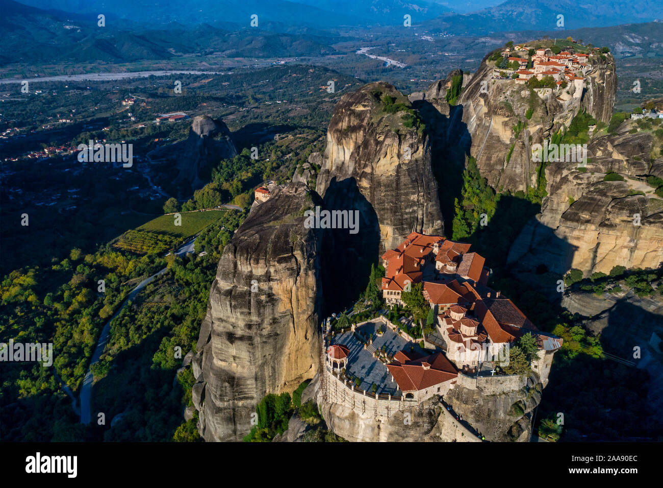 Vue aérienne du monastère de Varlaam sur le haut de la falaise en Meteora Kalabaka, près de Trikala, Grèce Banque D'Images