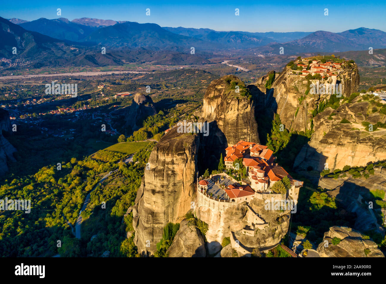 Vue aérienne du monastère de Varlaam sur le haut de la falaise en Meteora Kalabaka, près de Trikala, Grèce Banque D'Images