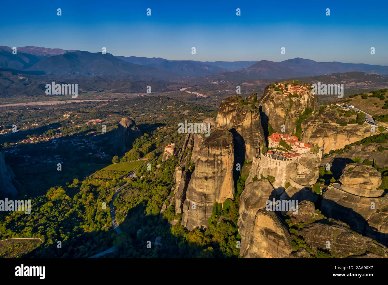 Vue aérienne du monastère de Varlaam sur le haut de la falaise en Meteora Kalabaka, près de Trikala, Grèce Banque D'Images