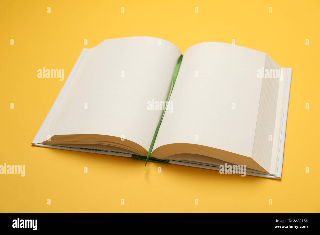Livre vide ouvert sur fond jaune, de l'espace pour le texte Banque D'Images
