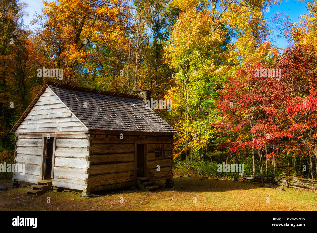 Moteur de Roaring Fork Trail situé dans les Smoky Mountains est de cinq milles de long de la route à une seule voie. Cabines, des ruisseaux et de vastes paysages remplis d'automne Banque D'Images