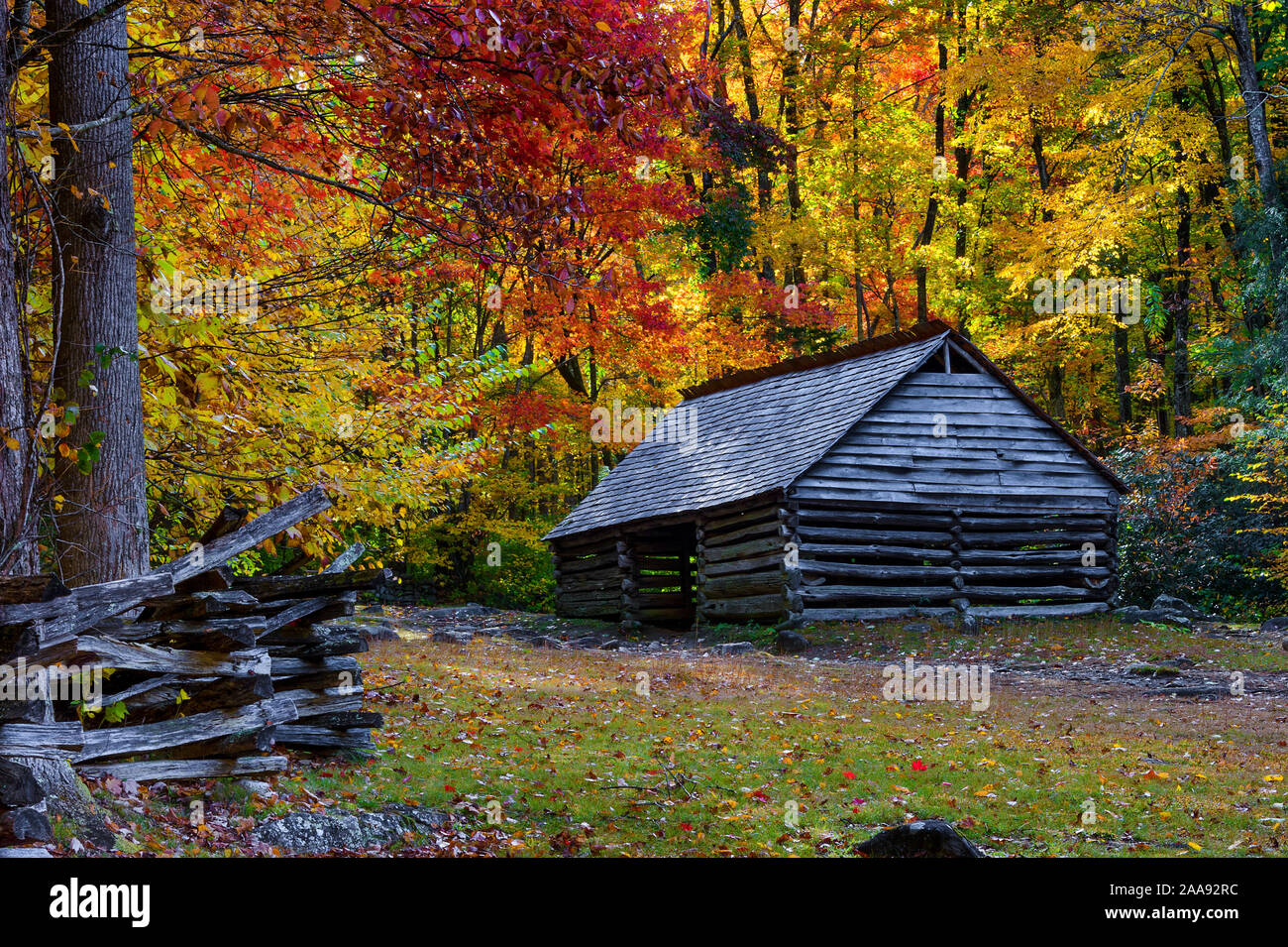 Moteur de Roaring Fork Trail situé dans les Smoky Mountains est de cinq milles de long de la route à une seule voie. Cabines, des ruisseaux et de vastes paysages remplis d'automne Banque D'Images