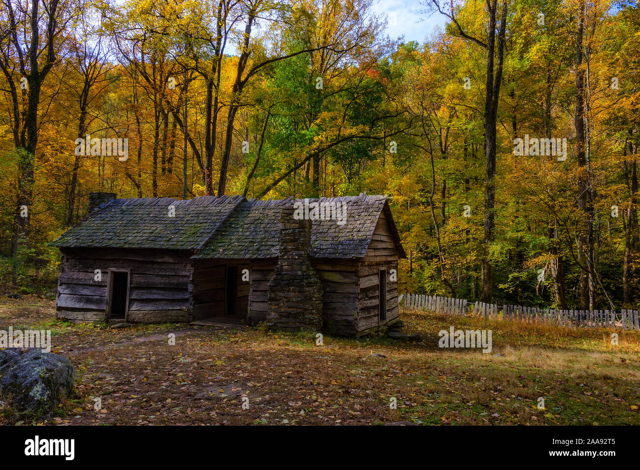 Moteur de Roaring Fork Trail situé dans les Smoky Mountains est de cinq milles de long de la route à une seule voie. Cabines, des ruisseaux et de vastes paysages remplis d'automne Banque D'Images