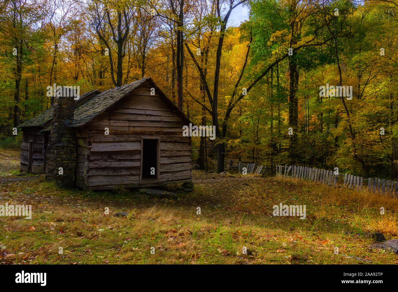 Moteur de Roaring Fork Trail situé dans les Smoky Mountains est de cinq milles de long de la route à une seule voie. Cabines, des ruisseaux et de vastes paysages remplis d'automne Banque D'Images