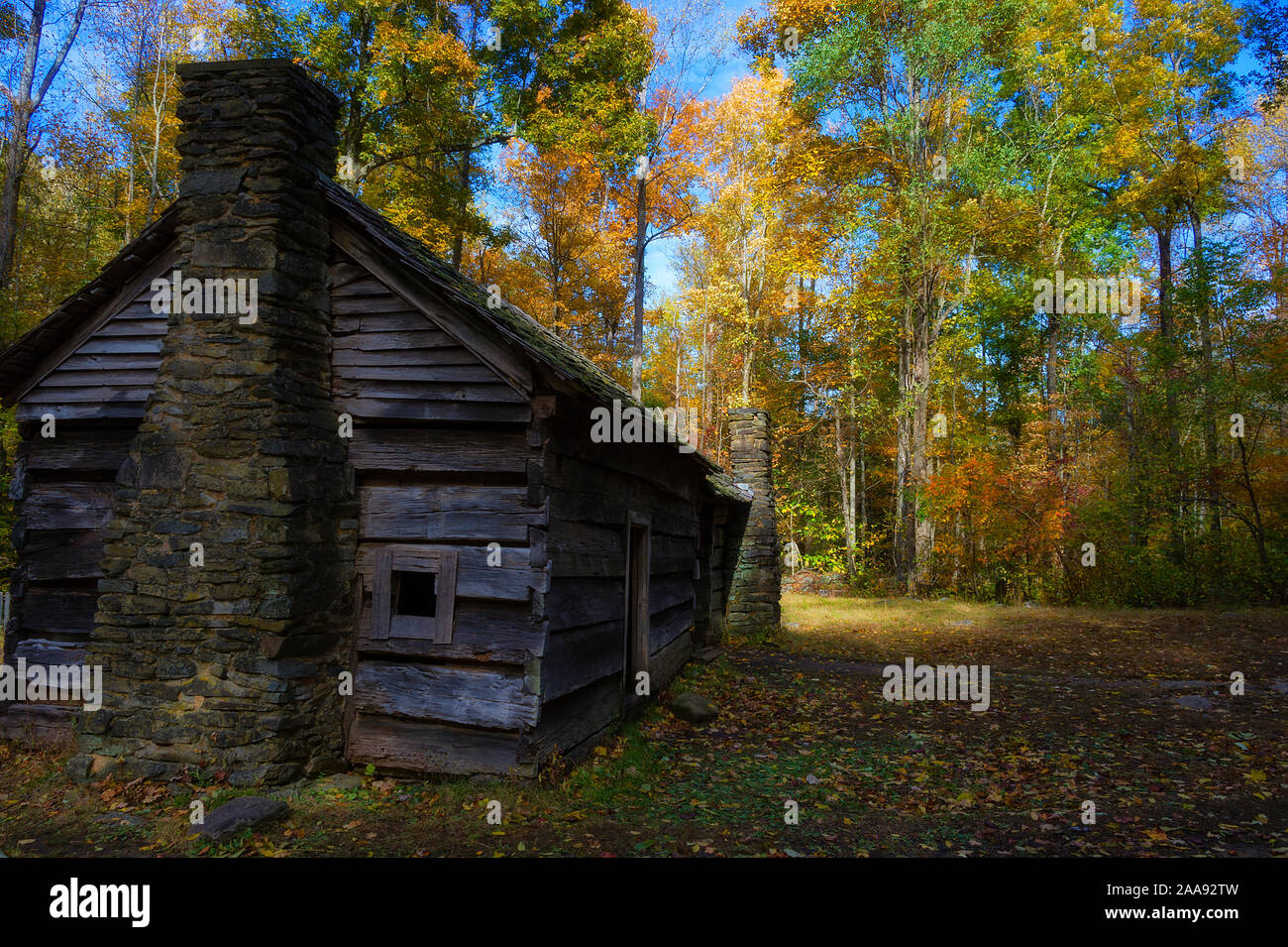 Moteur de Roaring Fork Trail situé dans les Smoky Mountains est de cinq milles de long de la route à une seule voie. Cabines, des ruisseaux et de vastes paysages remplis d'automne Banque D'Images