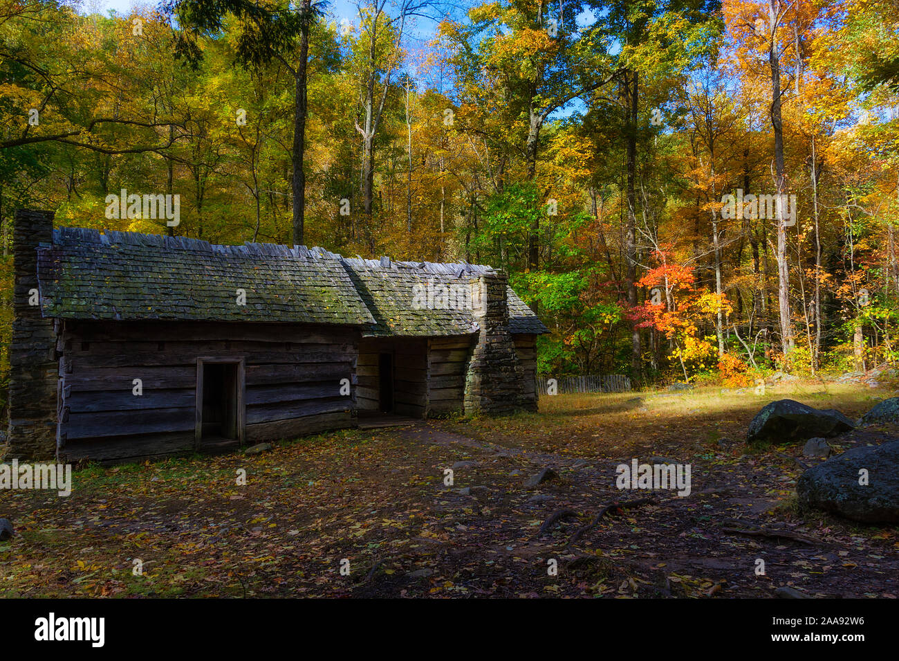 Moteur de Roaring Fork Trail situé dans les Smoky Mountains est de cinq milles de long de la route à une seule voie. Cabines, des ruisseaux et de vastes paysages remplis d'automne Banque D'Images