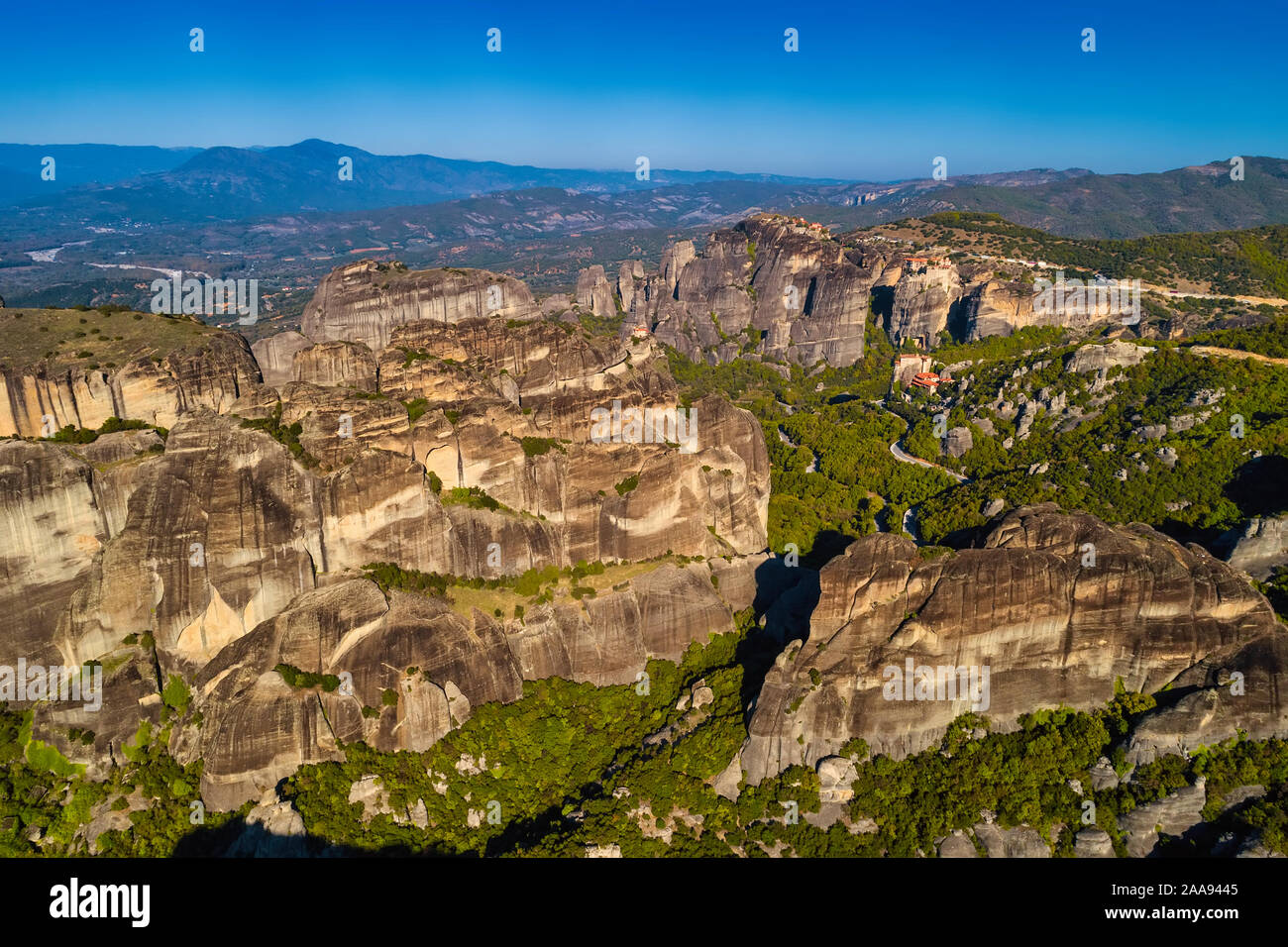 Paysage avec les monastères et les formations rocheuses des météores en Grèce. Banque D'Images