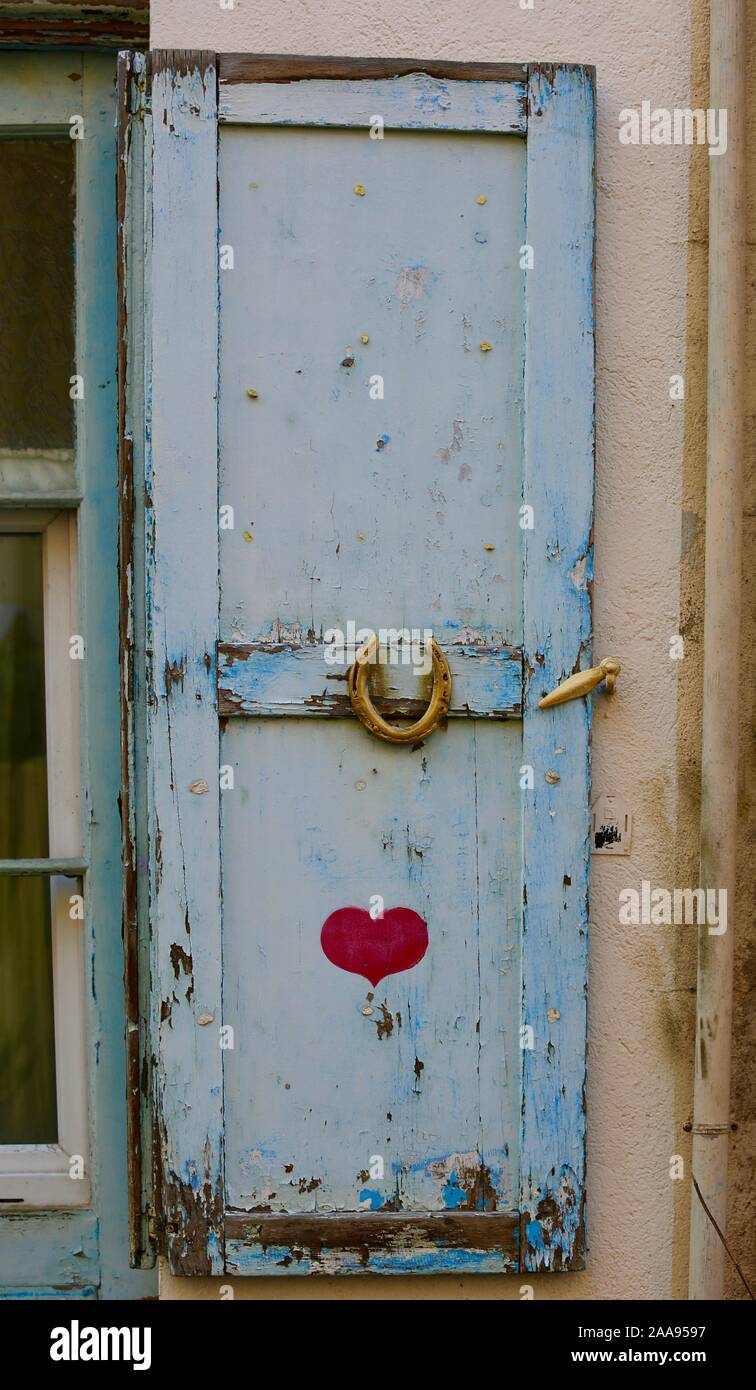 Une vieille porte peinte bleu avec coeur Banque D'Images