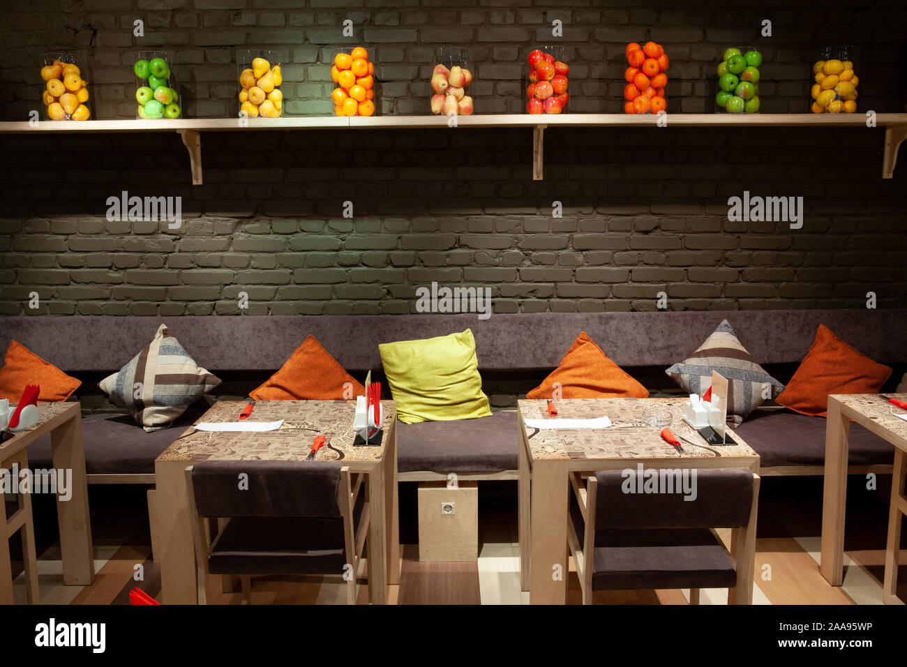 Restaurant a une atmosphère confortable et de l'espace avec lumière tamisée Banque D'Images
