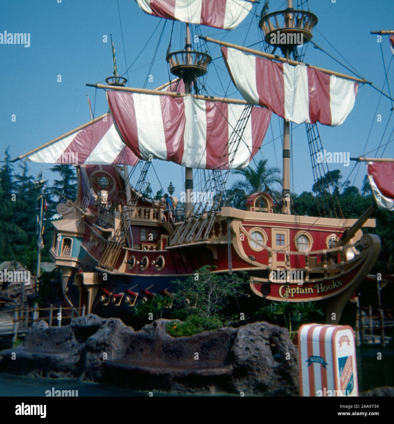 Septembre 1972 vintage photo, le Capitaine Hook's Galley au parc à thème Disneyland à Anaheim, en Californie. SOURCE : 35mm d'ORIGINE DE LA TRANSPARENCE Banque D'Images