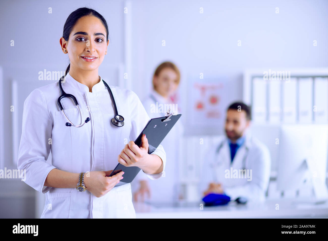 Médecin arabe debout devant son équipe à l'hôpital Banque D'Images