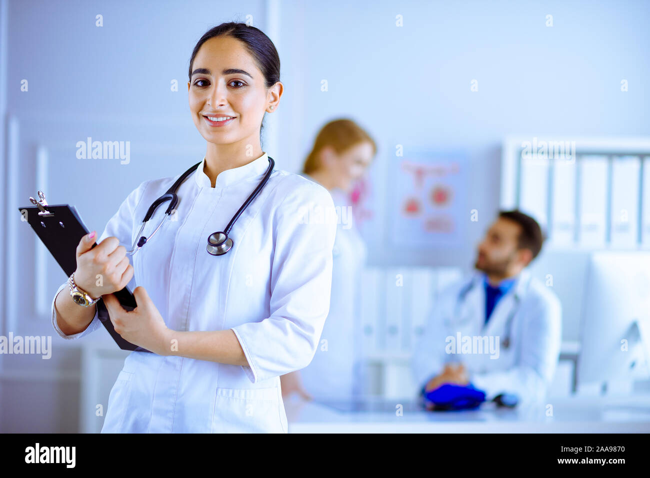 Femme médecin arabe debout en face de son équipe à l'hôpital Banque D'Images