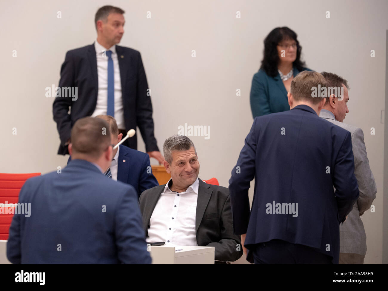 Potsdam, Allemagne. 20 Nov, 2019. Daniel Freiherr von Lützow (M), l'AfD se trouve dans la chambre au Parlement lors d'un vote. L'AfD-Landtagsfraktion Brandenburger a échoué de nouveau à sa troisième tentative pour combler un siège dans le présidium avec plusieurs candidats qui avaient déjà été rejetée plus tôt, parmi eux Freiherr von Lützow. Credit : Monika Skolimowska/dpa-Zentralbild/dpa/Alamy Live News Banque D'Images