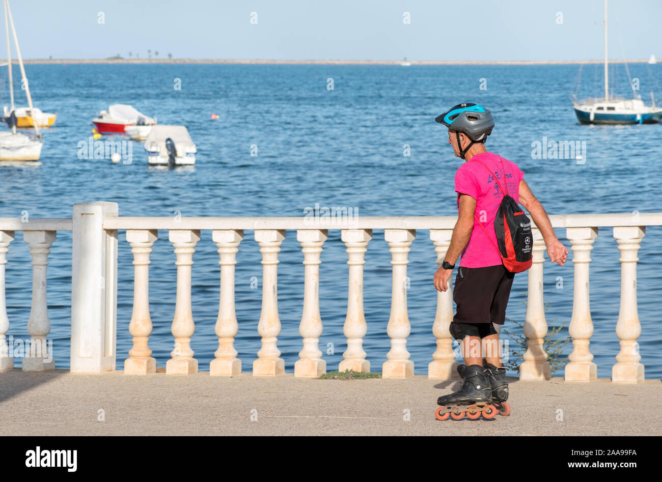 Murcia, Espagne, Juin 2019 : une personne âgée, vieil homme senior, le patin à roues alignées dans le parc. Banque D'Images