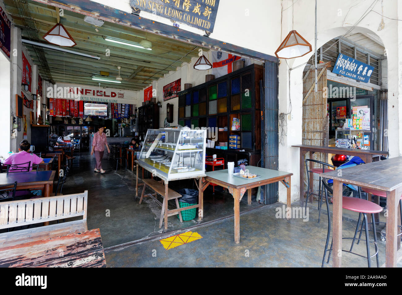 Boutique & Bar historique, Yaowarat Road, la ville de Phuket, Thaïlande Banque D'Images