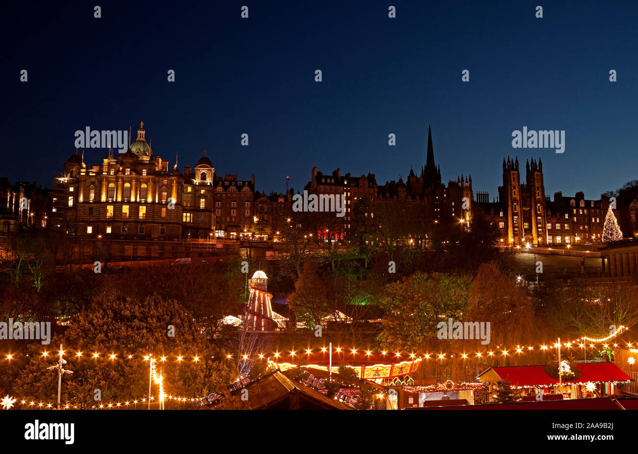 Édimbourg, 2019 Marché de Noël coloré et fête foraine, Édimbourg, les jardins de Princes Street à l'Est, Ecosse, Royaume-Uni, UK Banque D'Images