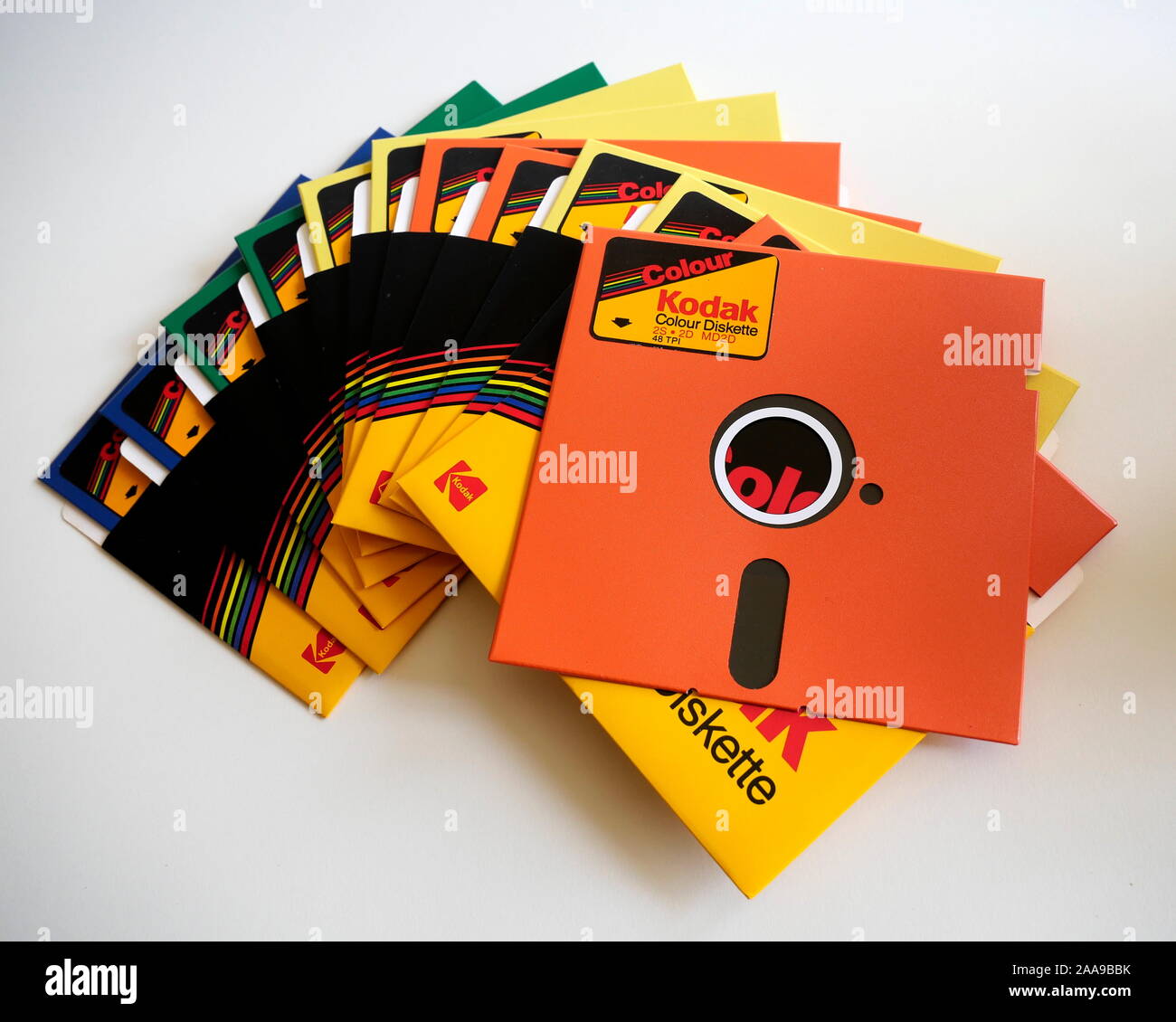 AJAXNETPHOTO. 2019. WORTHING, Angleterre. - KODAK - obsolètes 5.25 (5 pouces 1/4) DISQUETTE MAGNÉTIQUE COULEUR disques informatiques des années 1970 aux années 1990 (80S-90S) MOYENNE DE LA TECHNOLOGIE INFORMATIQUE DE STOCKAGE DE DONNÉES.PHOTO:JONATHAN EASTLAND/AJAX REF:GX8  20460 191008 Banque D'Images