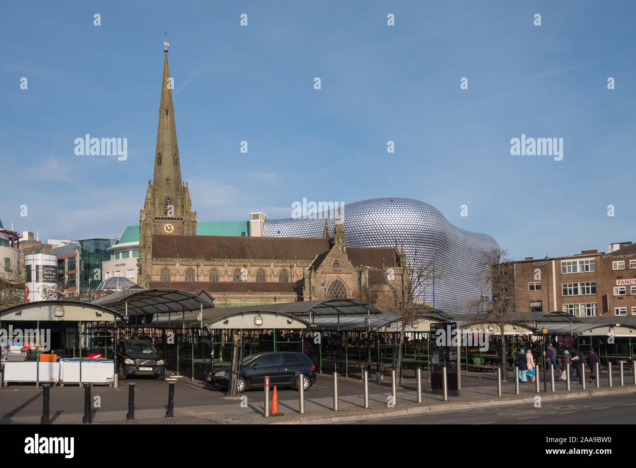 Marché en plein air de Bull Ring à Birmingham avec Selfridges et St Martin dans les arènes dans l'arrière-plan Banque D'Images