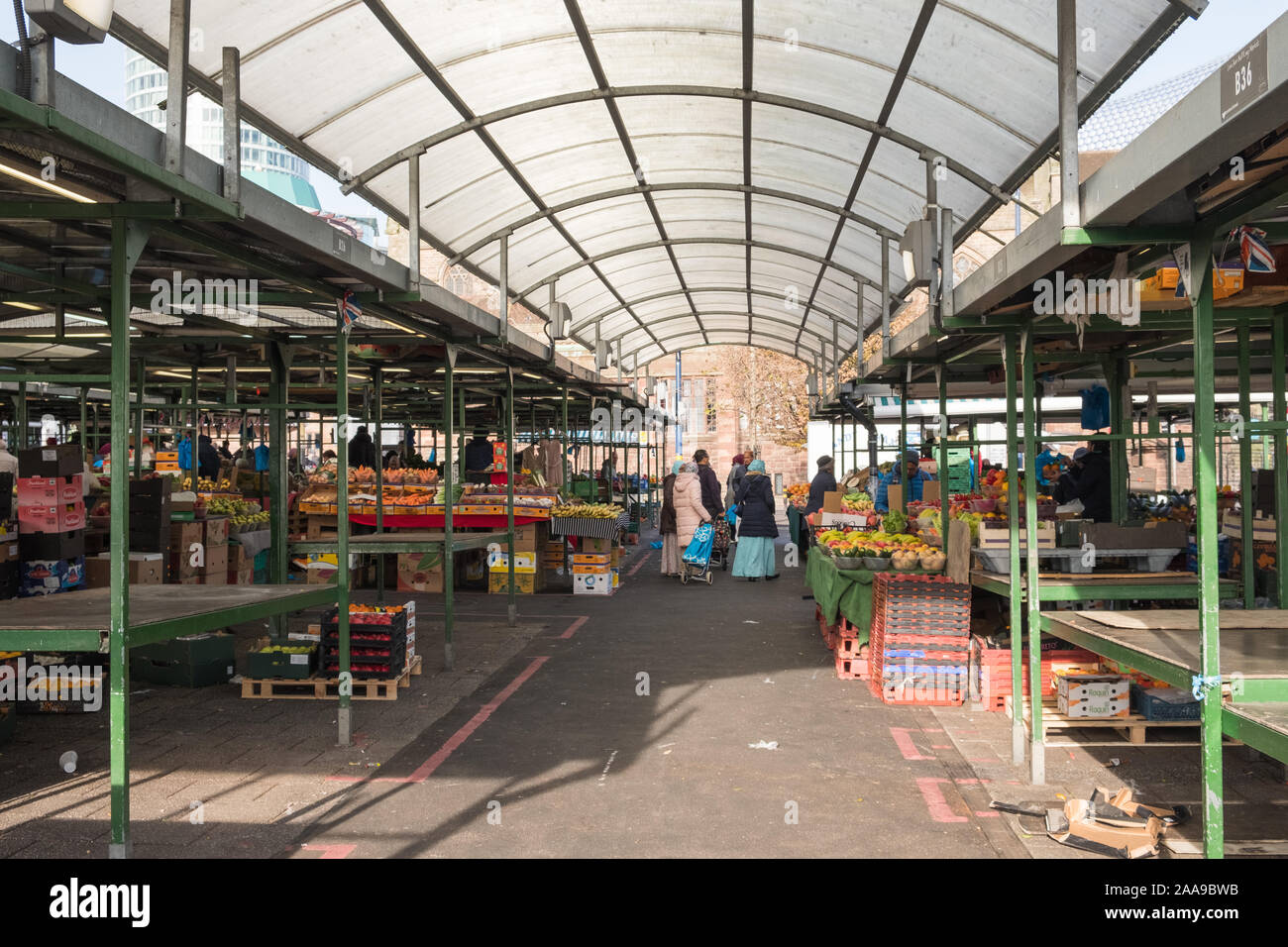 Arènes de l'ouverture des marchés à Edgbaston, Birmingham qui vend des fruits et légumes Banque D'Images