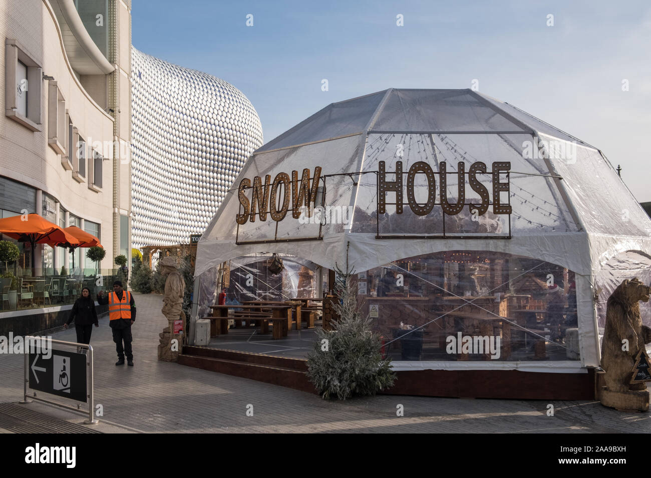 La maison de neige noël bar extérieur couvert par le centre commercial Bull Ring à Birmingham Banque D'Images